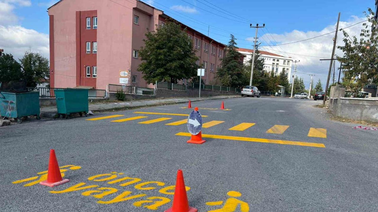 Okul önlerinde görünürlük artırılıyor: Tavşanlı'da sarı yaya çizgileriyle önlem