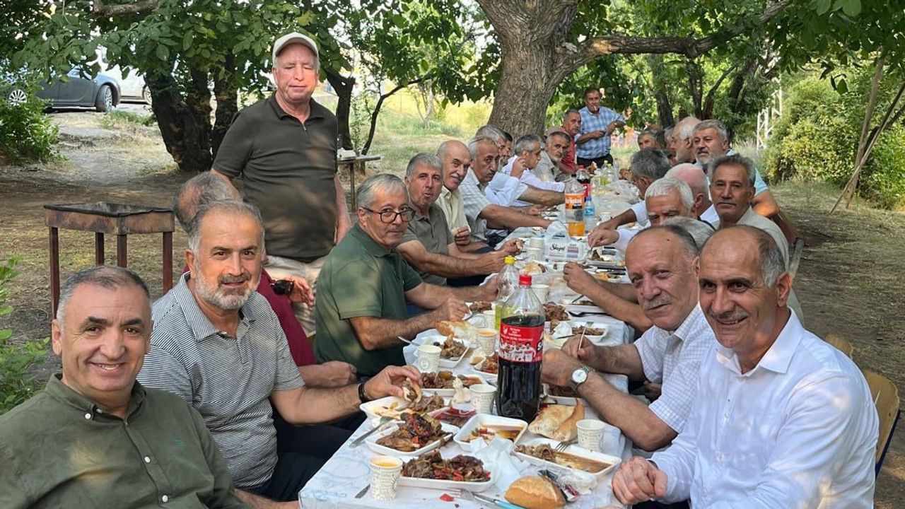 Okul sıralarından piknik sofrasına: Selçuklu Lisesi mezunları 43 yıl sonra Ahlat’ta buluştu