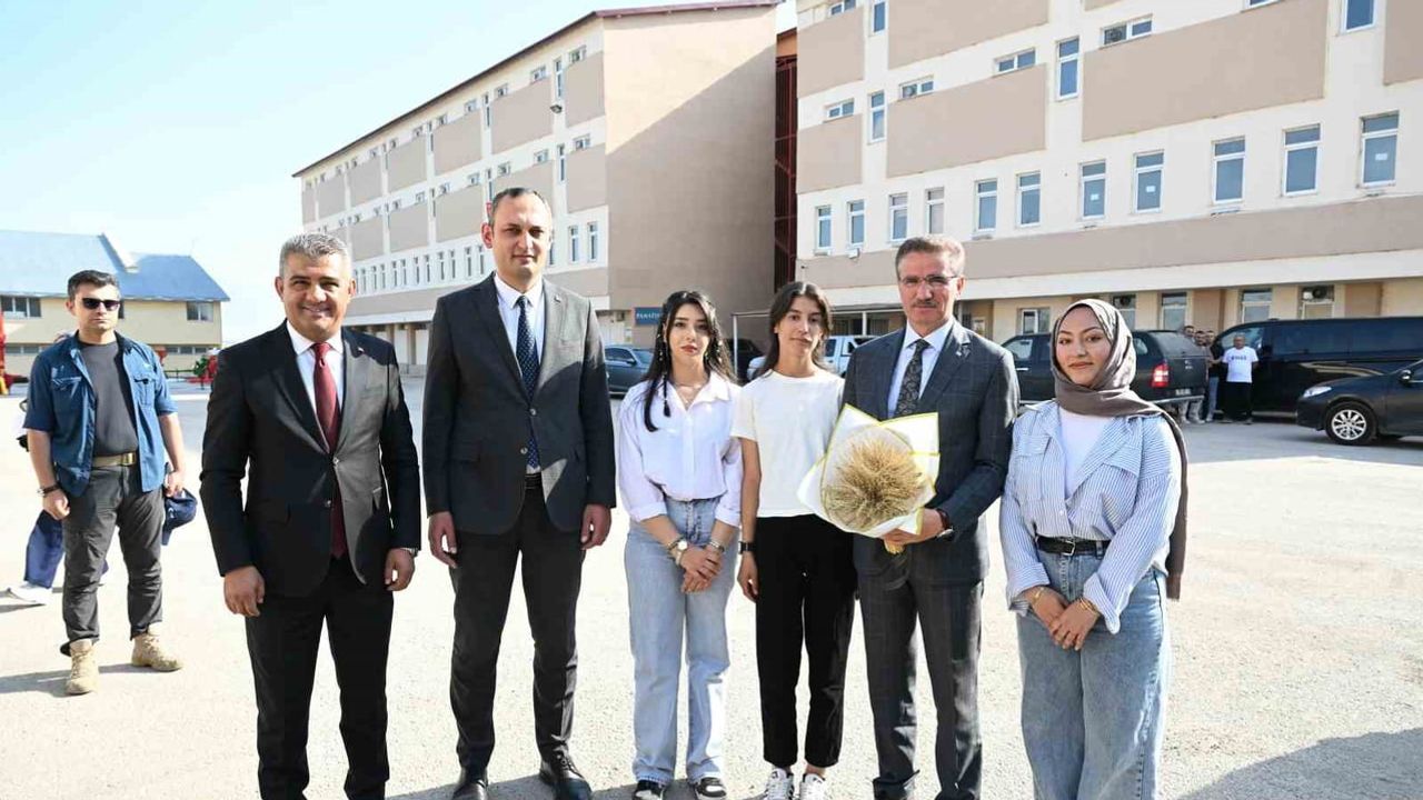 Okul tarlasında bereket: 650 dekarda yerli tohumla buğday hasadı