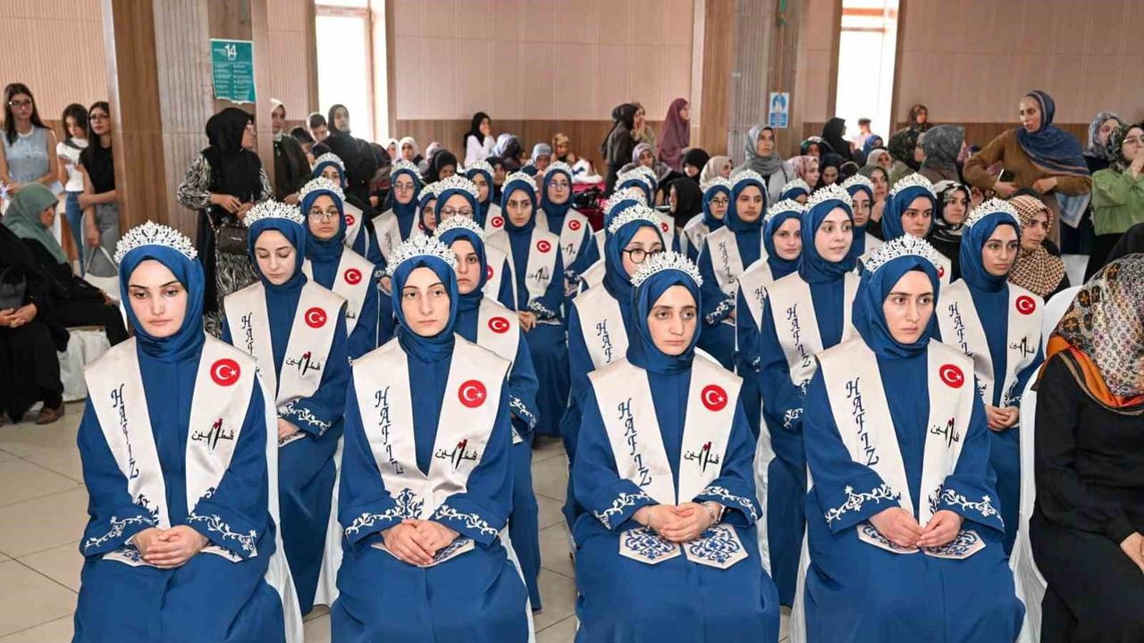 Oltu'da 54 hafız için icazet töreni: nesil yetiştiren emekler tescillendi