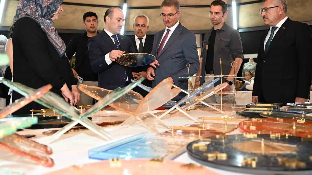 Oltu'da emeğin sergisi: ADEM kursiyerleri yıl sonu çalışmalarını sundu