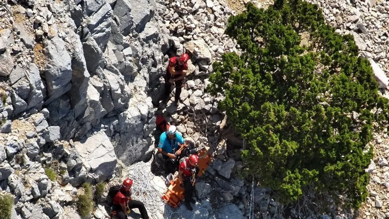 Ölüdeniz Babadağ'da tandem uçuşu kayalığa çakıldı: pilot ve turist hayatını kaybetti