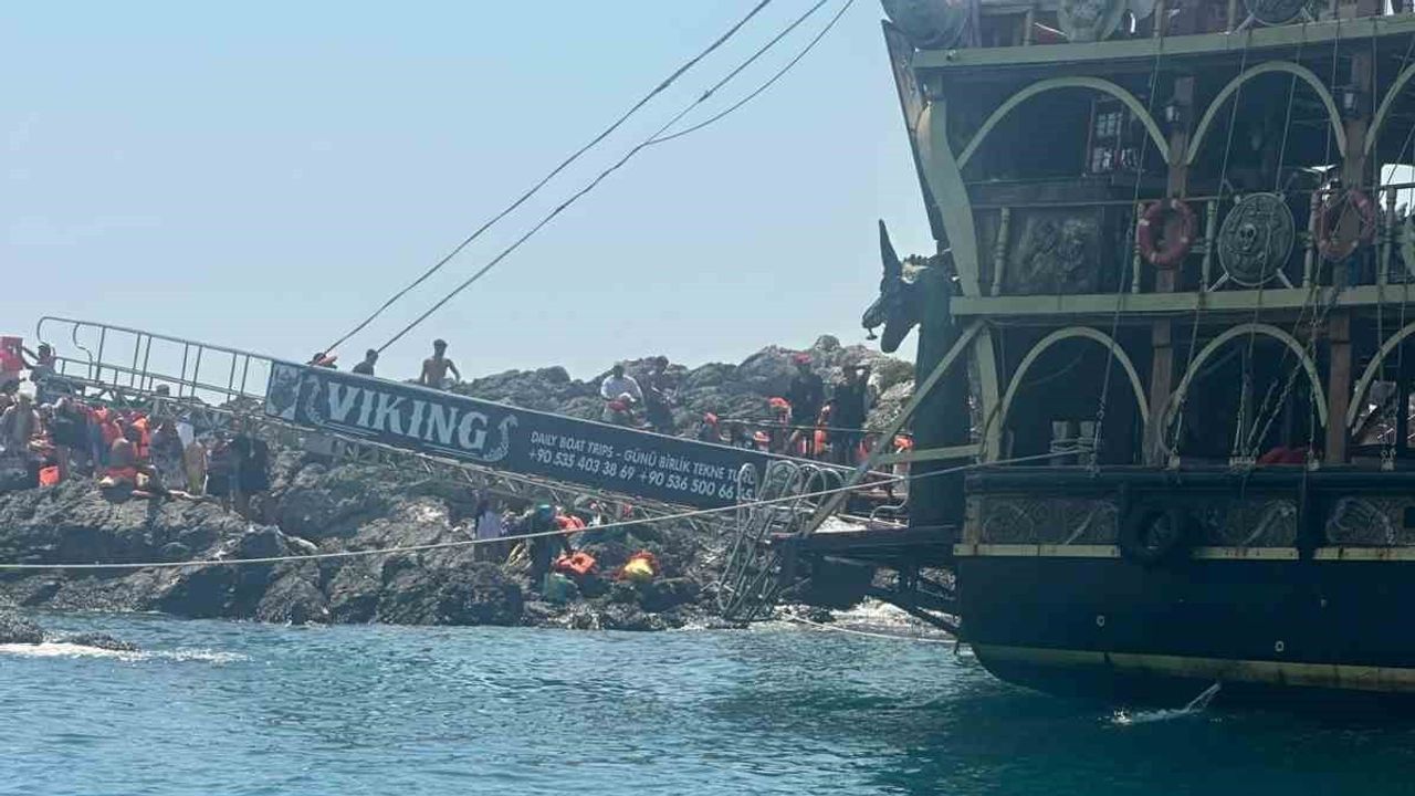 Ölüdeniz'de su alan gezi teknesi için kurtarma seferberliği: 100 yolcu güvenle tahliye edildi