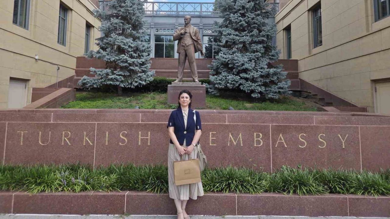 OMÜ'lü profesörün ödülü, gençlerde belirsizliğin altını çizdi