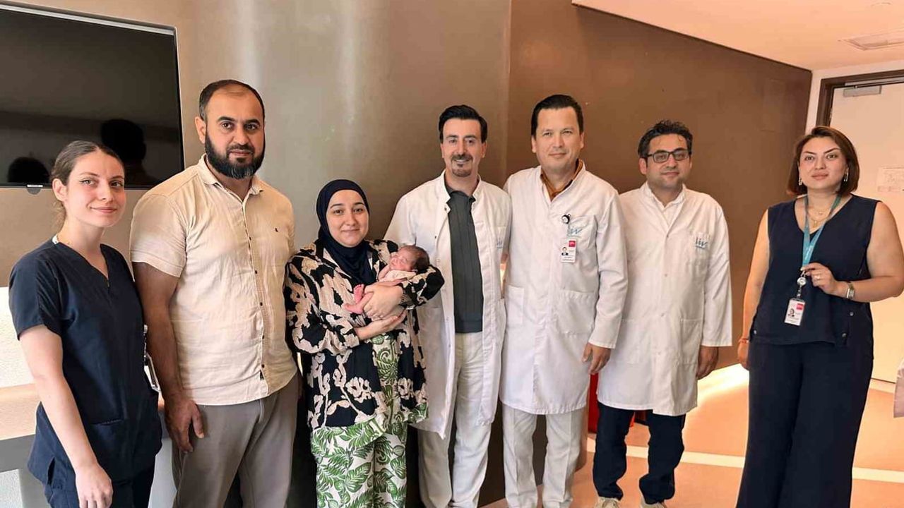 Omurilik tümörüyle mücadele eden anne ve prematüre bebeği sağlığına kavuştu