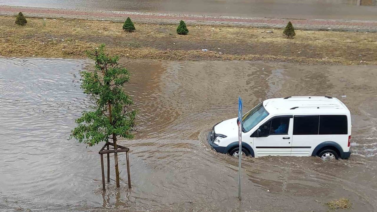 On dakikalık sağanak Erzurum trafiğini durma noktasına getirdi