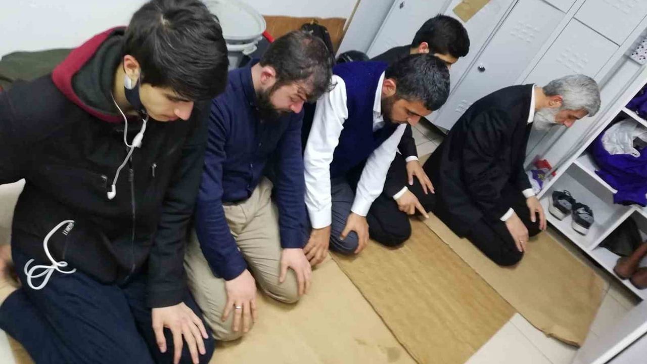 Operasyonla yeniden gündeme gelen namaz karesi ve selfie detayı
