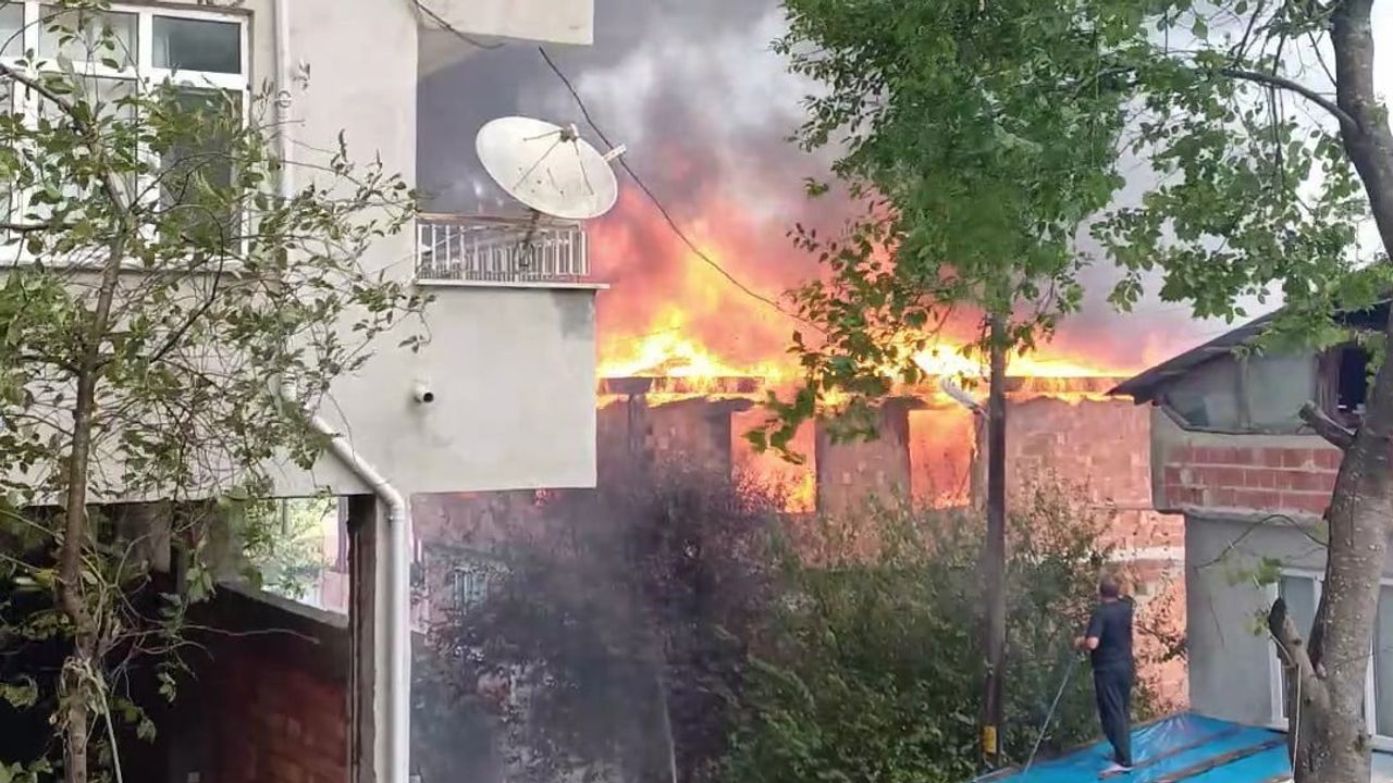 Ordu'da çatı yangını çatı katındaki fındıkları kül etti