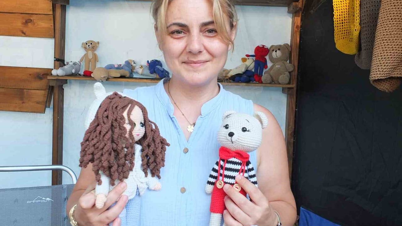Ören meydanında amigurumiyle dikkat çeken iki çocuk annesi