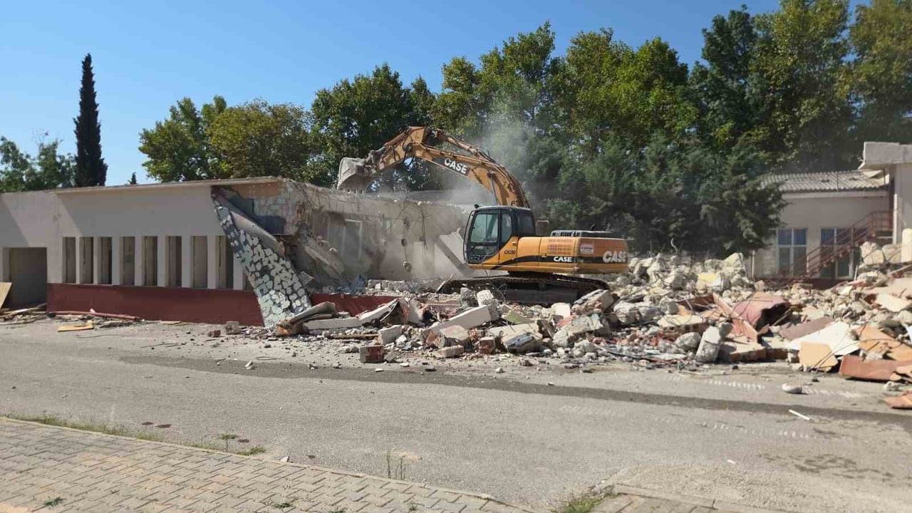 Orhangazi'de meslek lisesi atölye ve sınıfların yıkımı başladı