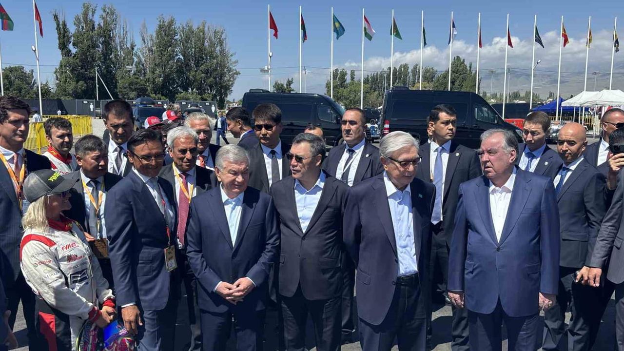 Orta Asya liderleri Issık Göl'de 1607 metrede F1H2O heyecanını paylaştı