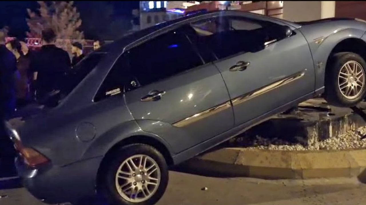 Orta refüje saplanan otomobilin sürücüsü hastaneye kaldırıldı