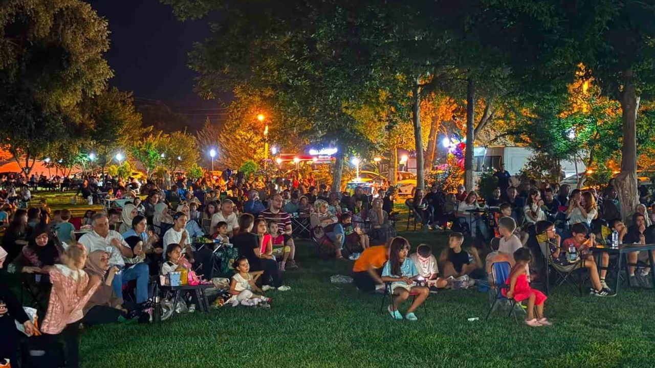 Osmaneli meydanında yaz akşamı sinema keyfi
