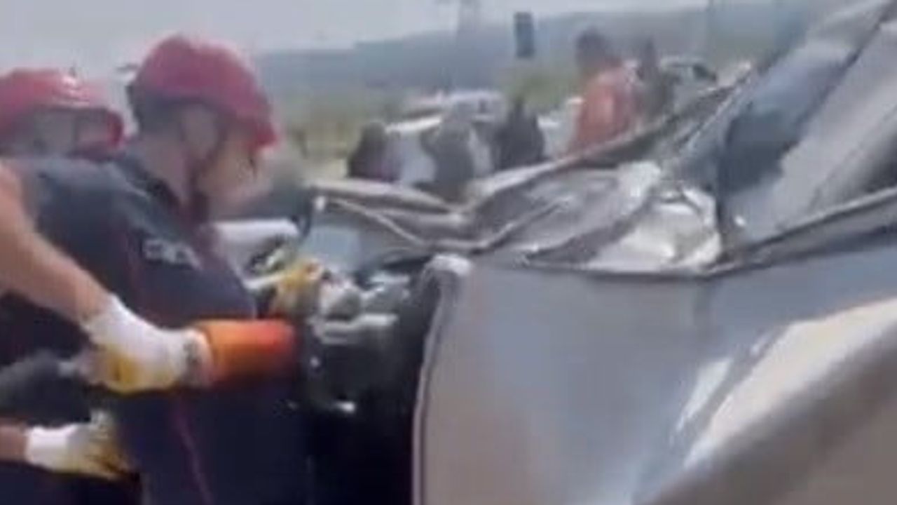 Osmaniye’de karayolunda çarpışma: yan yatan otomobilden itfaiye kurtardı
