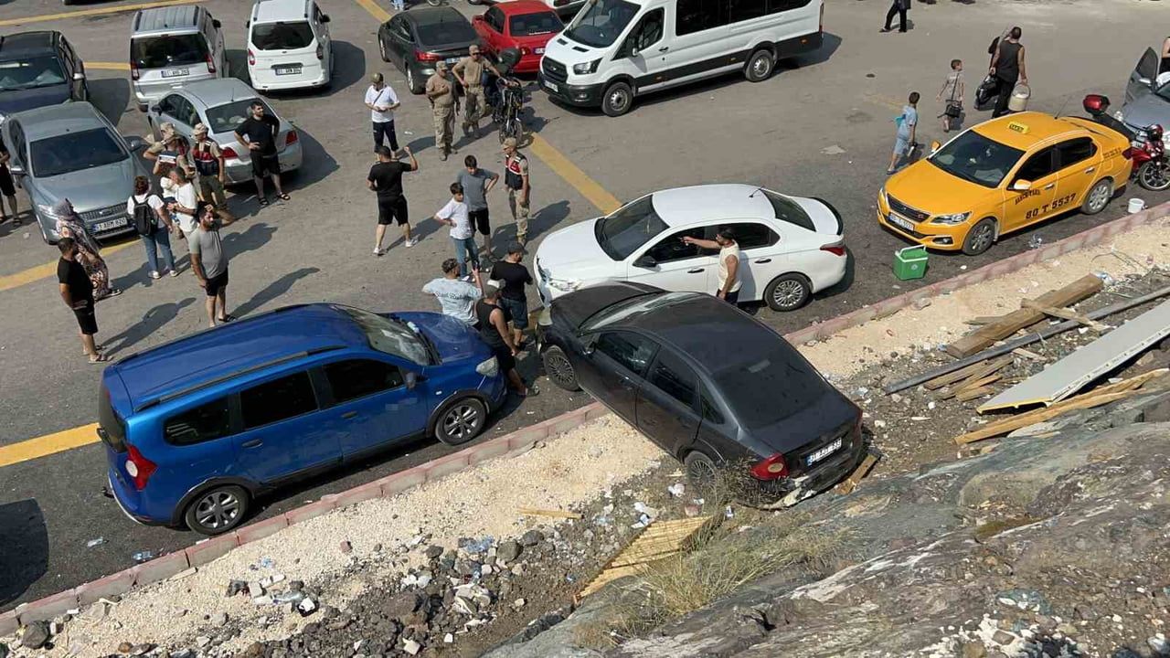 Osmaniye'de korkulukları aşan otomobil alt otoparka düştü: 5 kişi yaralandı