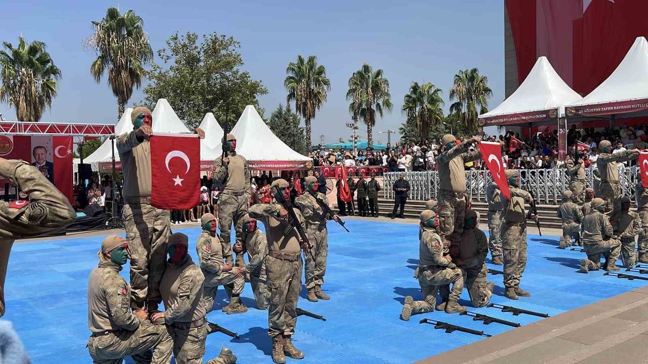 Osmaniye'de zafer coşkusu kortej, mehter ve komandolarla taçlandı