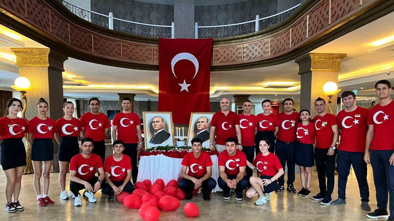 Otelde bayraklarla başlayan zafer coşkusu bando ve Müge Ökten ile taçlandı