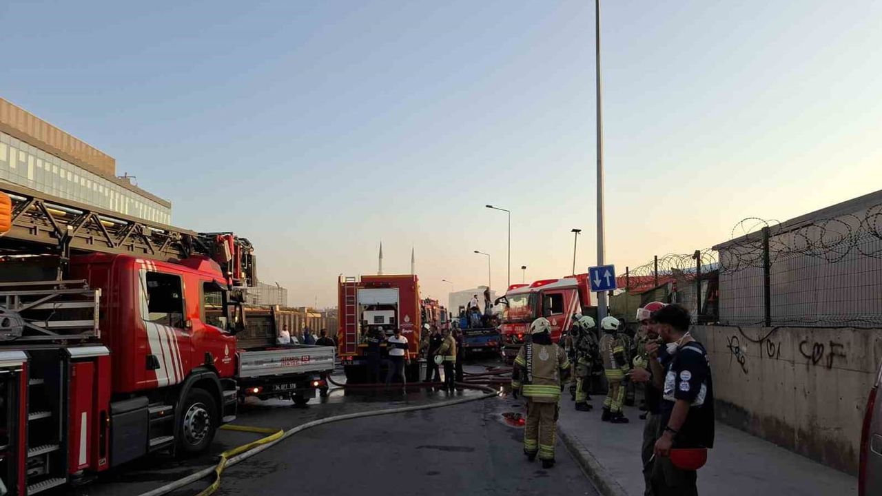 Otluk yangını Tuzla İçmeler'de seramik deposu ve teknelere sıçradı, söndürüldü