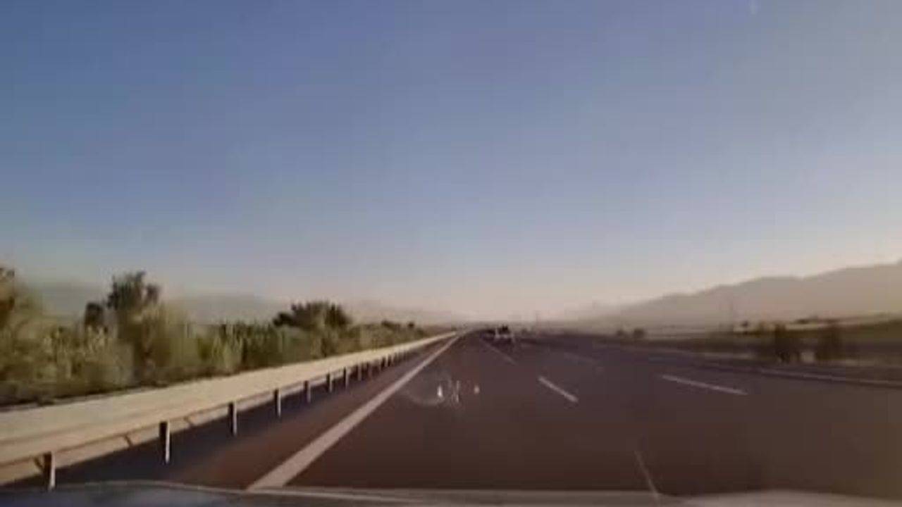 Otobanda kopan portbagaj sollayan aracı tehlikeye attı