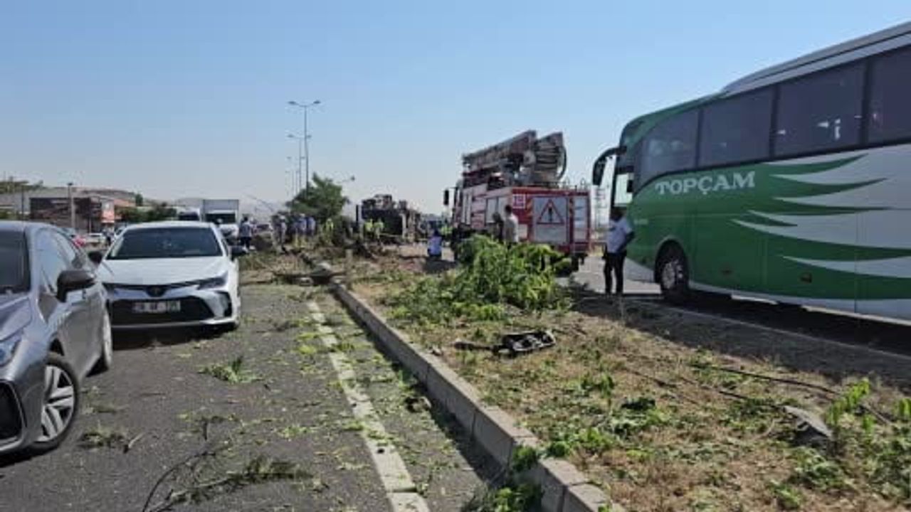 Otobüs refüje çarptı: İncesu'da 1 kişi öldü, 24 kişi yaralandı
