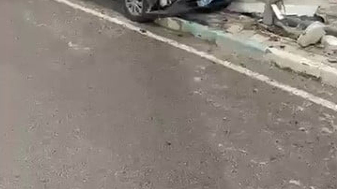 Otobüsteki tartışma sonrası gözaltına alınan şüpheli ekip otosunda kaza çıkardı