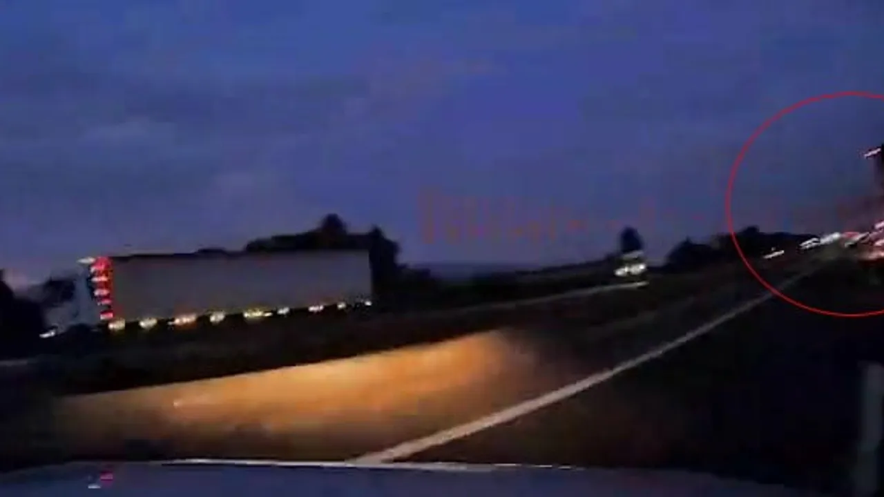 Otobüsün ani manevrası otomobilin bariyerlere çarpmasına yol açtı