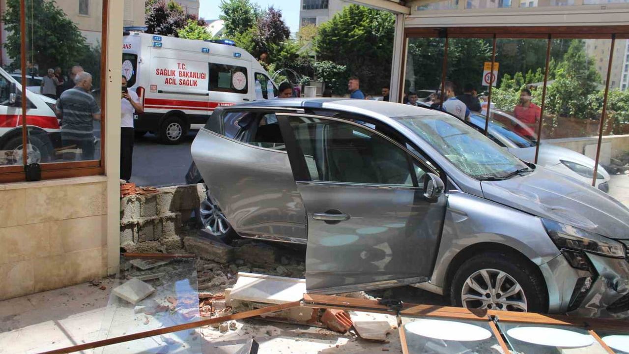 Otomobil istinat duvarını aşarak pide fırınına girdi