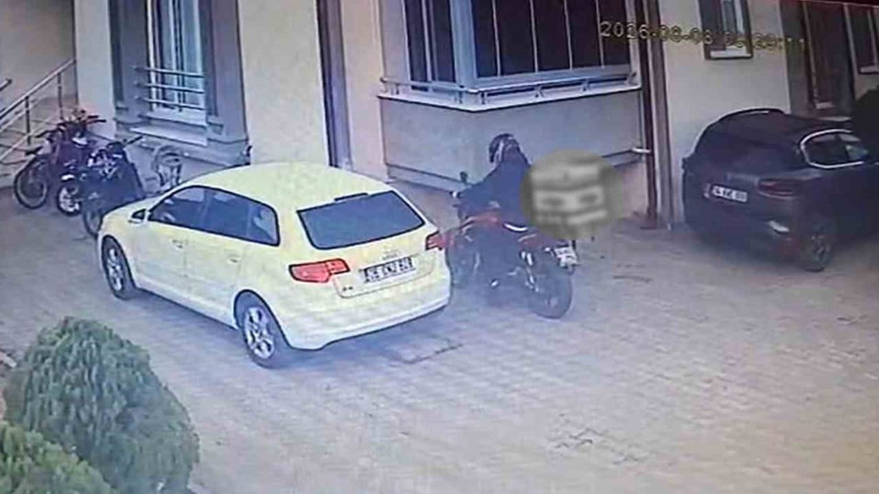 Otoparkta kasklı kişi vitesi boşa alıp kurye motosikletini sürükleyerek çaldı