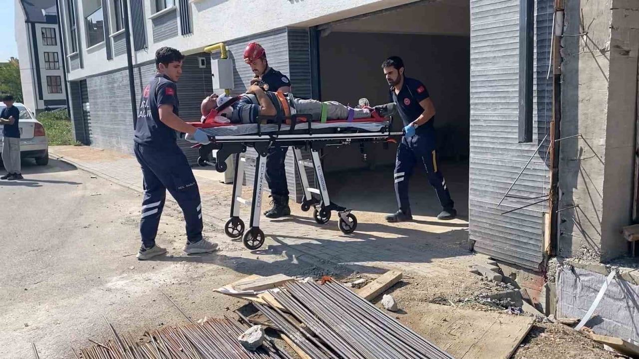 Otoparkta krikonun kaydığı araç altında kalan kişi ağır yaralandı