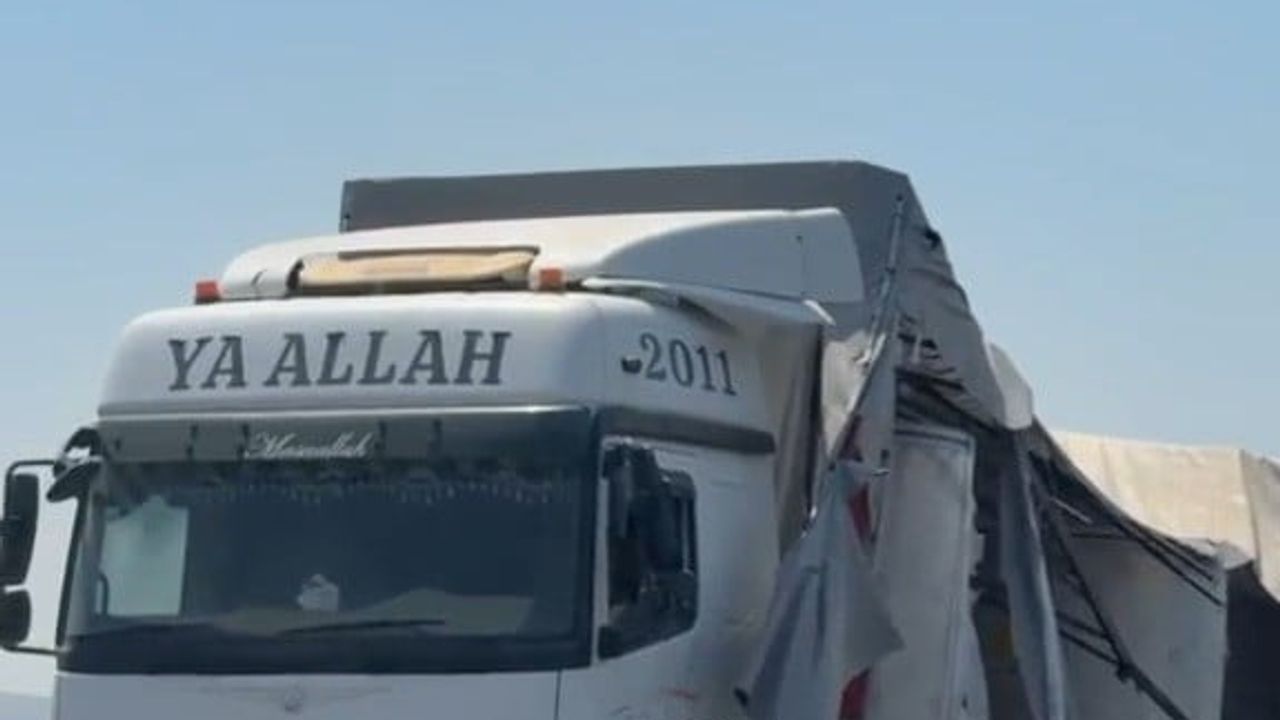 Otoyolda duran tıra çarpan kamyon alev aldı: 1 kişi hayatını kaybetti
