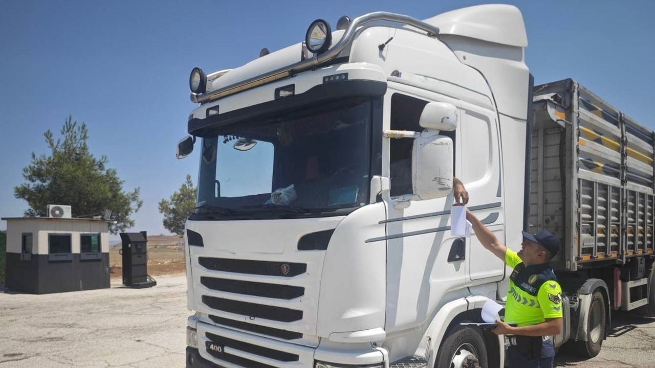 Otoyolda güvenlik: jandarmadan sürücülere trafik ve yangın uyarısı