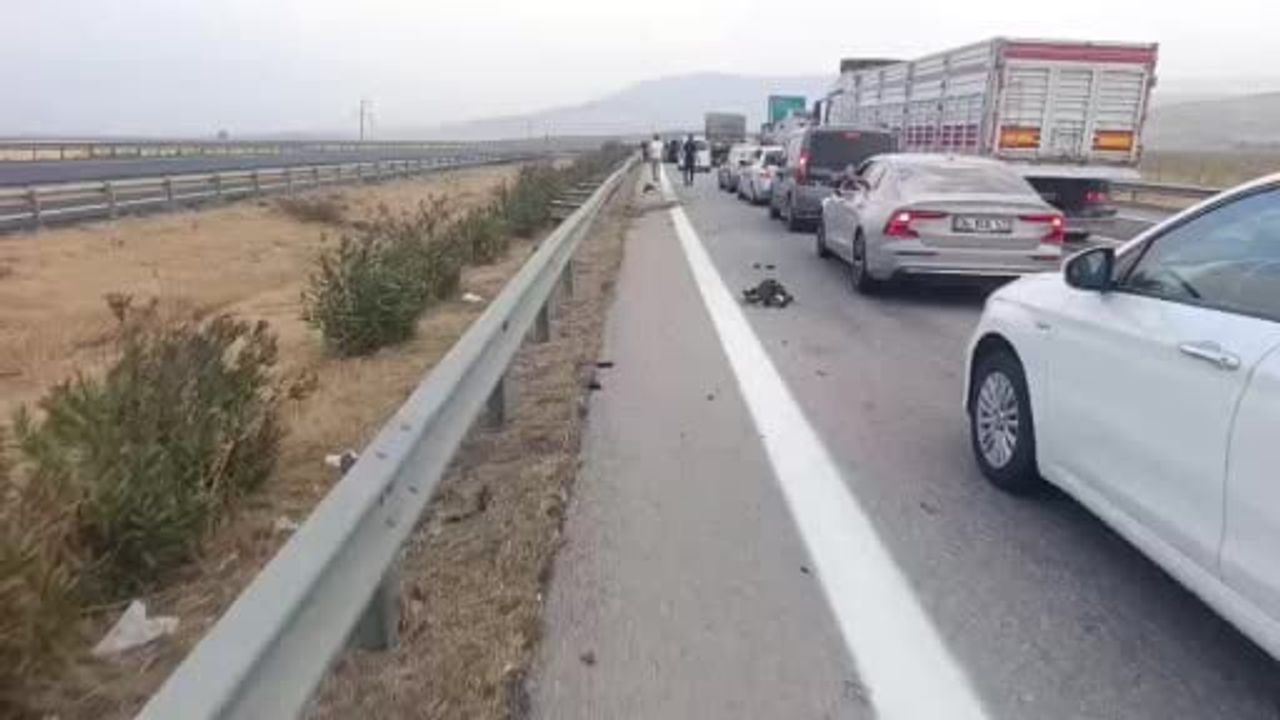 Otoyolda tıra çarpan otomobil savrulup bariyerlere çarptı: üç yaralı