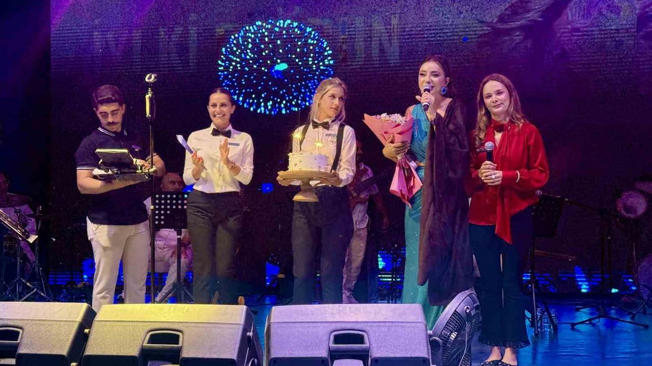 Öykü Gürman Bodrum konserinde sahnede doğum günü sürpriziyle duygusal anlar yaşattı