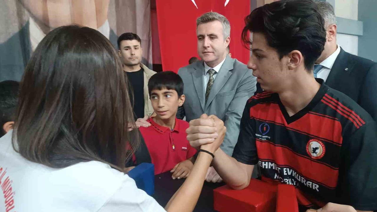 Özalp’ta gençlerin sporla buluştuğu renkli festival
