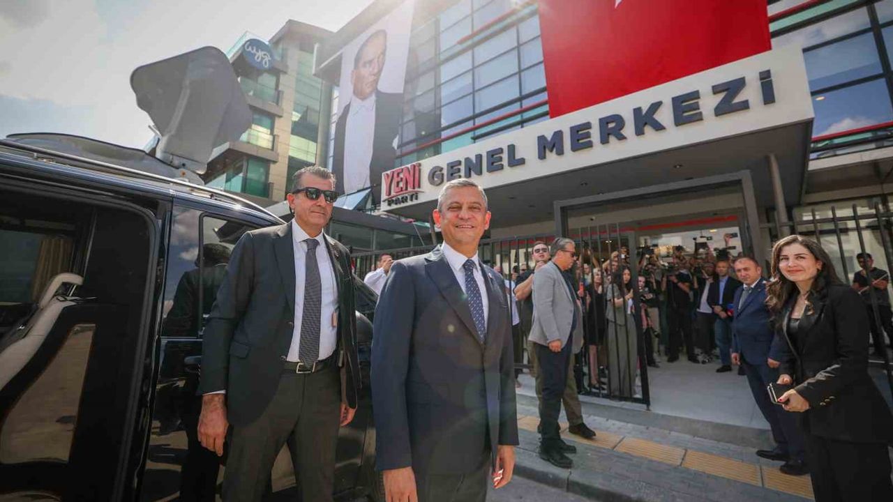 Özgür Özel, YENİ Parti genel merkezinin bahçesine fidan dikti