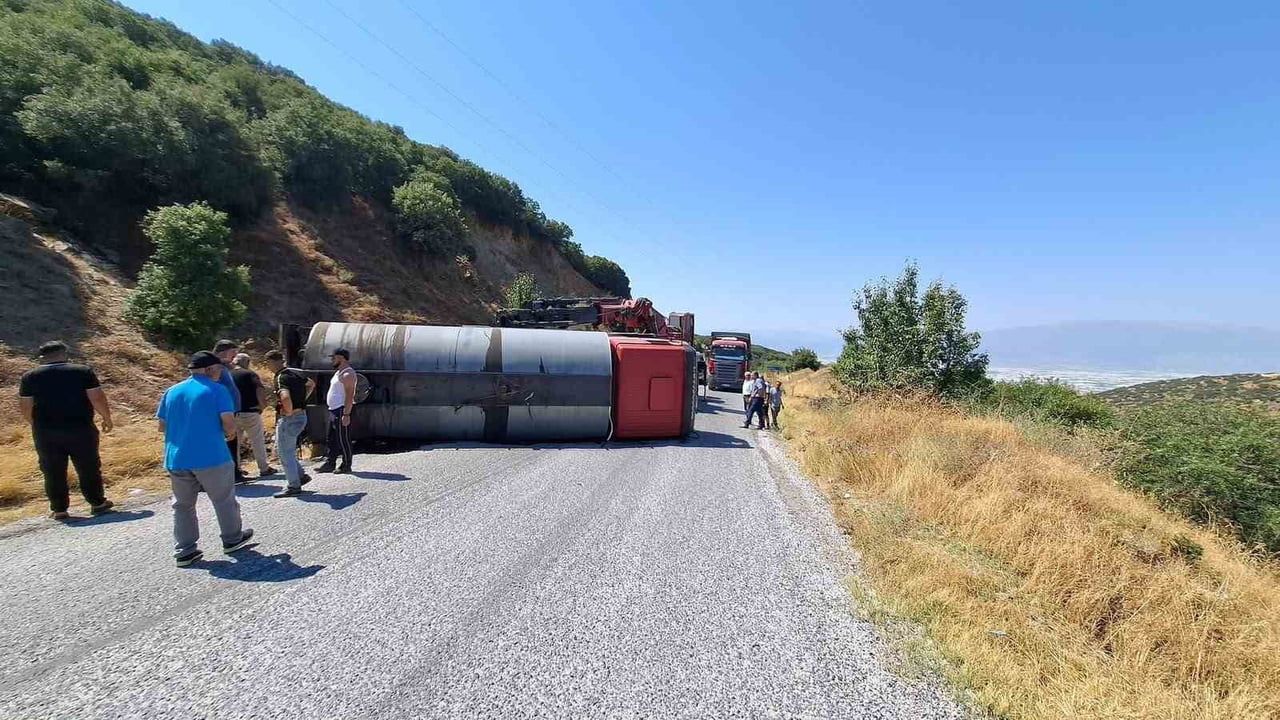 Özpınar'da devrilen tanker ulaşımı yaklaşık iki saat durdurdu