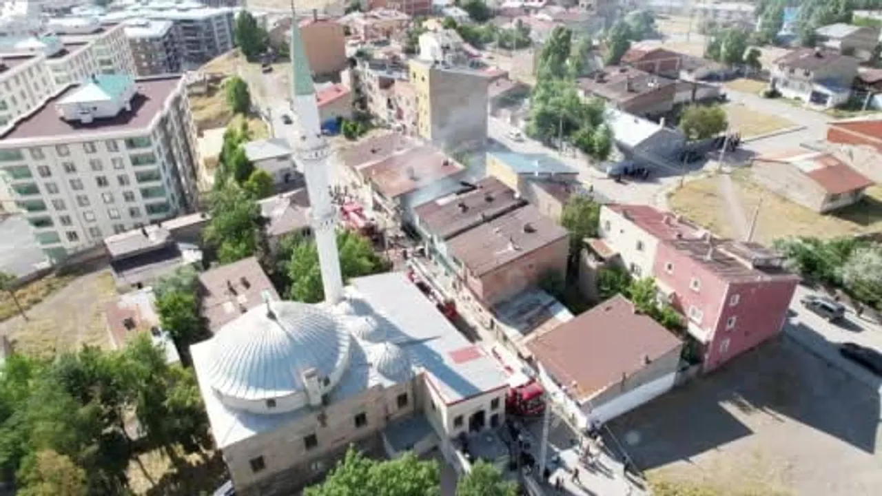 Palandöken’de metruk binada çıkan yangın itfaiyenin müdahalesiyle büyümeden söndürüldü