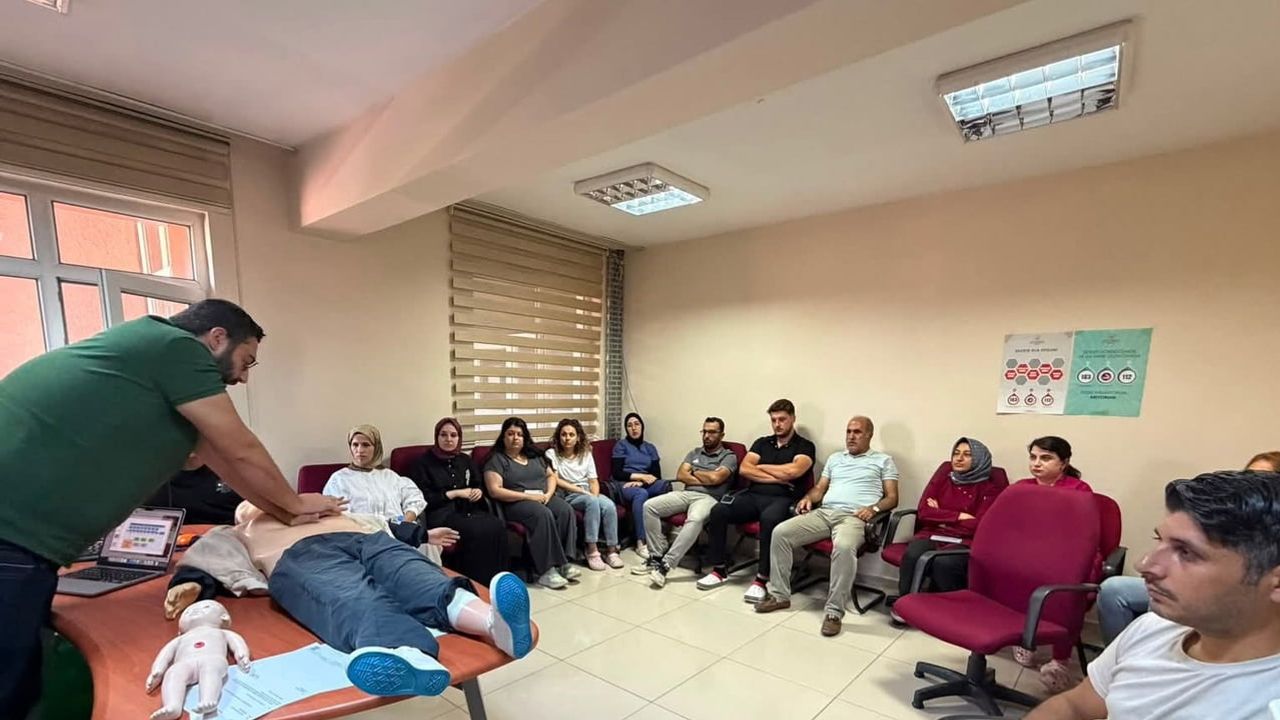 Palu'da sağlık çalışanlarına yaşam desteği eğitimi