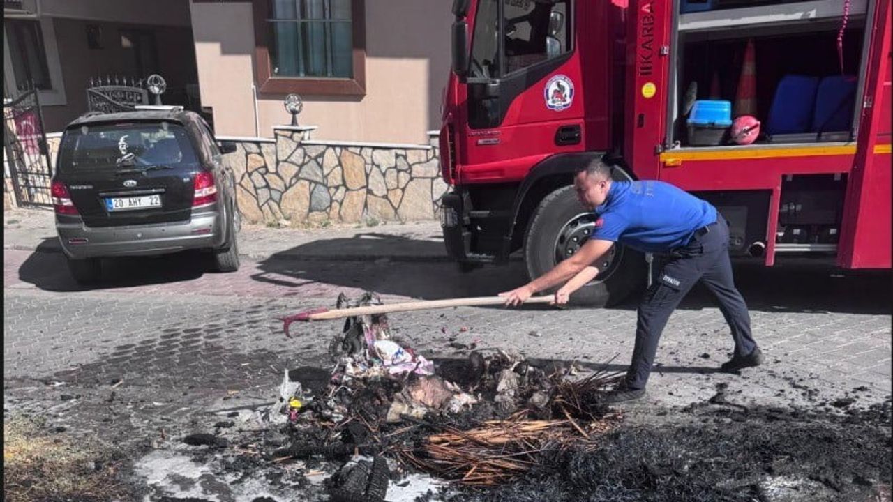 Pamukkale'de hurdacının yaktığı yatak minibüse sıçradı