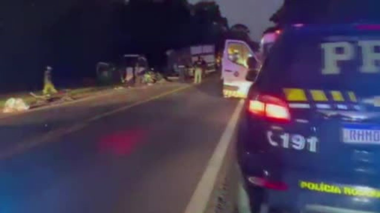 parana'da minibüs ile kamyonun kafa kafaya çarpışması: 23 ölü 5 yaralı