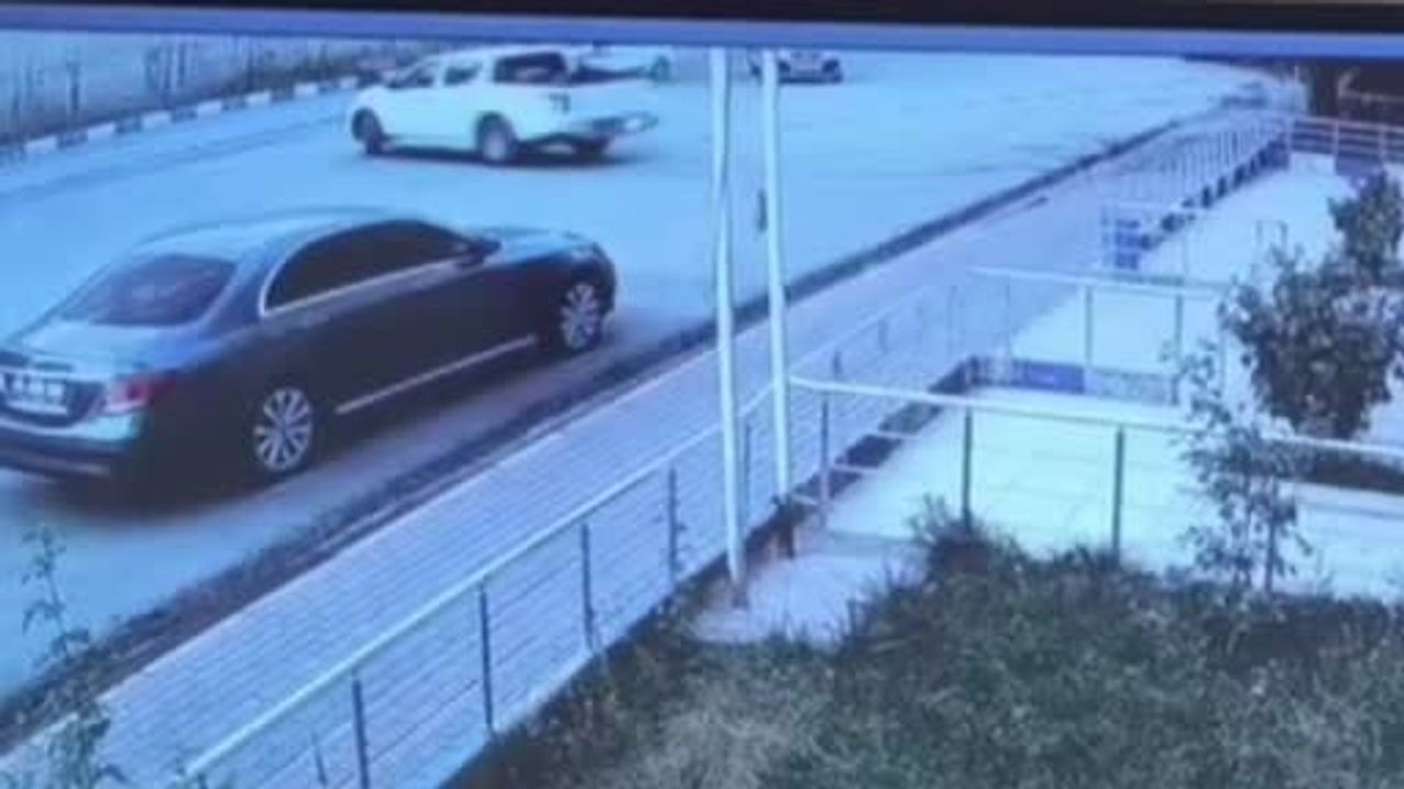 Park ettiği araç kendi kendine hareket etti, çevredekiler müdahale etti