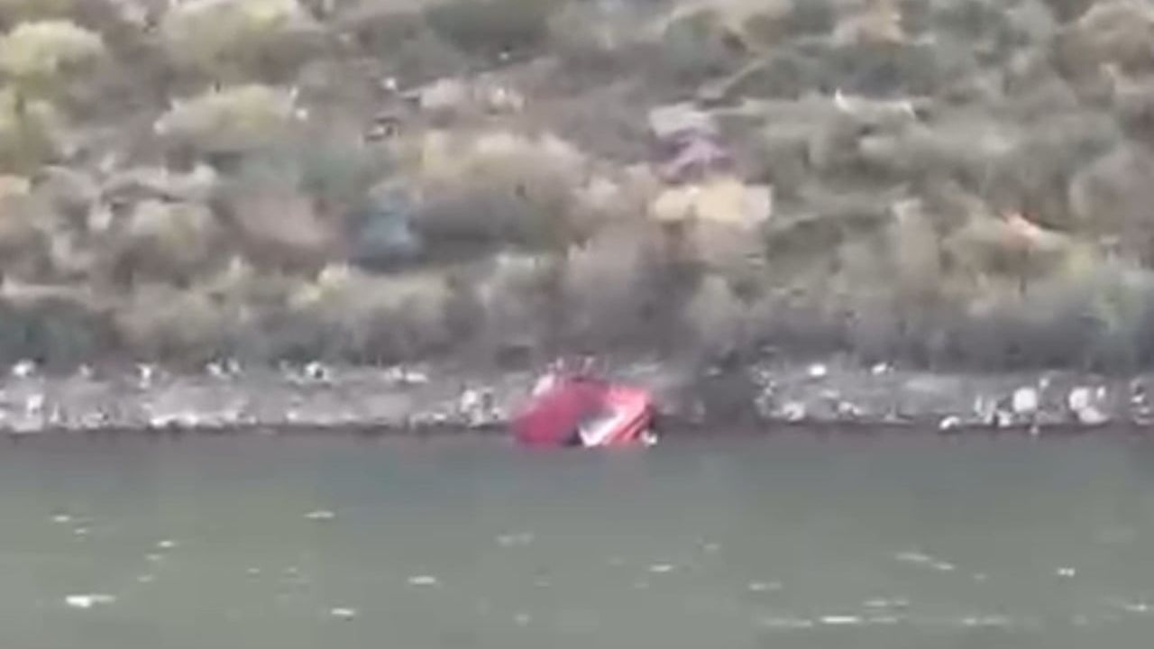 Park halindeki otomobil eğimi aşarak Dilimli Barajı'na gömüldü