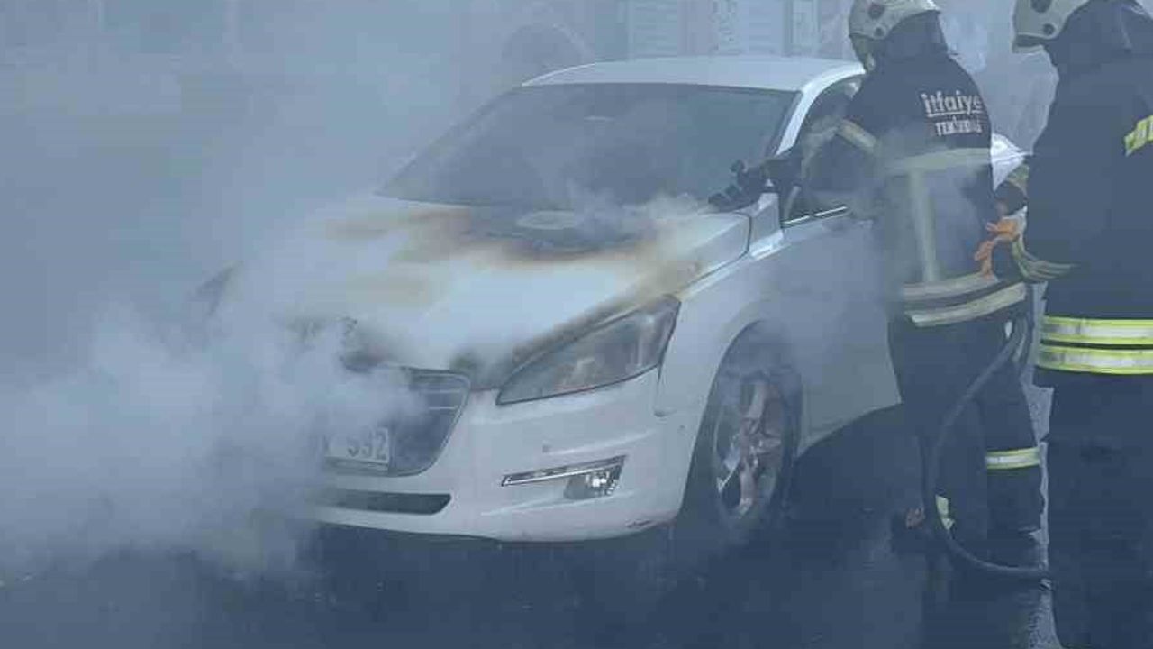 Park halindeki otomobil motorundan alev aldı, itfaiye müdahale etti
