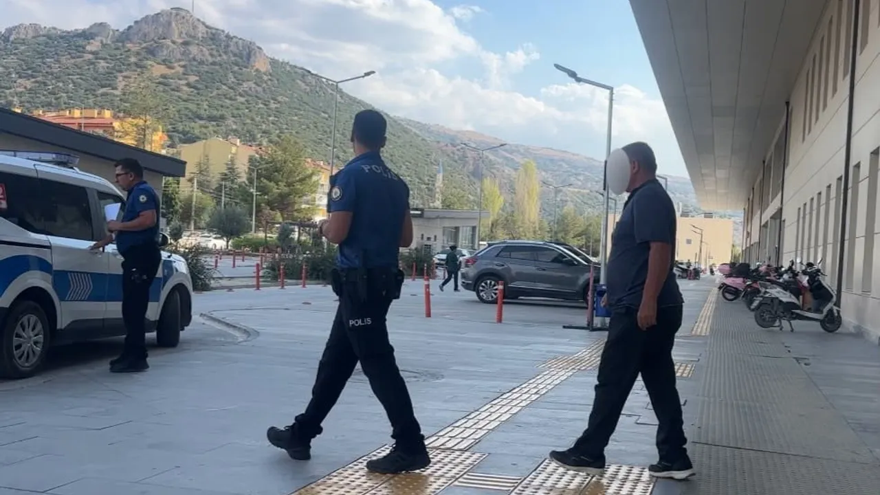 Park kavgası hastaneye taşındı: baba ve oğlu bıçaklandı