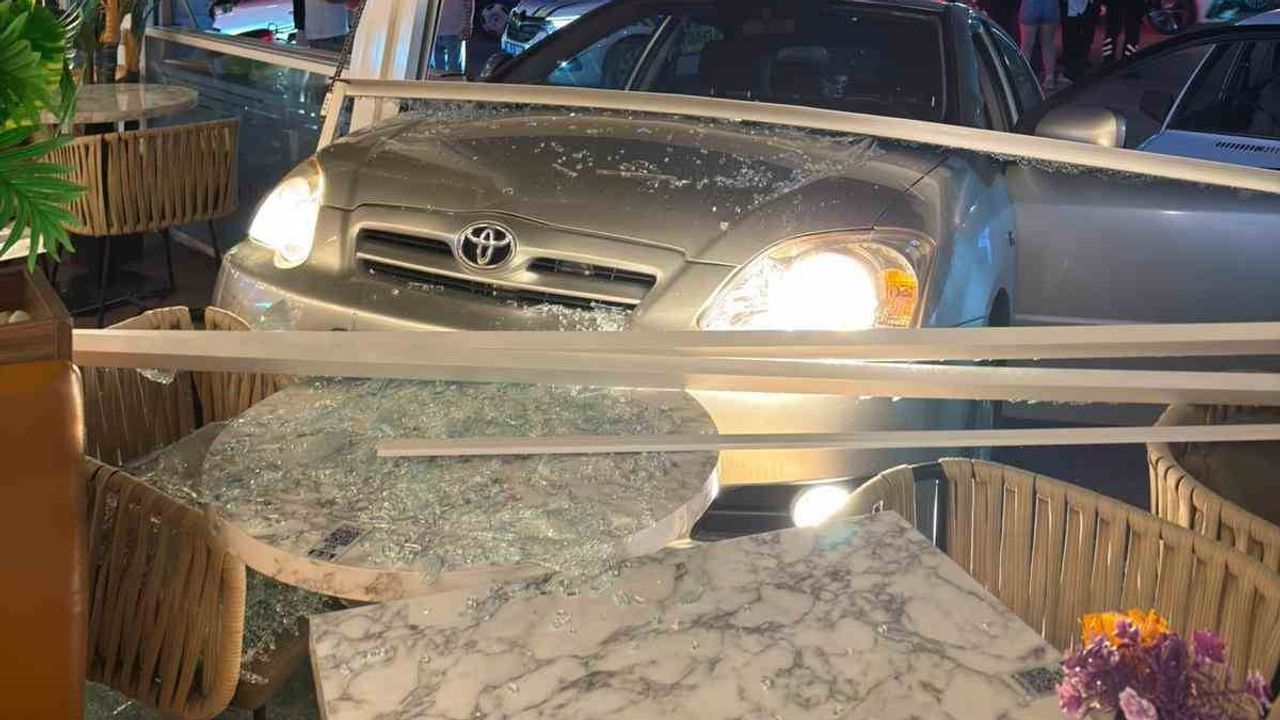 Park manevrasında hata: otomobil kafeye girdi, bir müşteri yaralandı