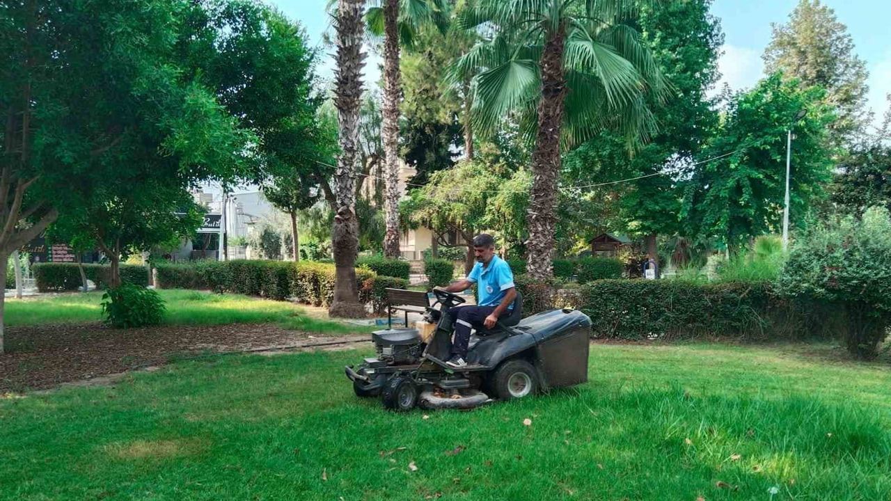 Park ve yeşil alanlarda kapsamlı bakım çalışmaları Akdeniz'de devam ediyor
