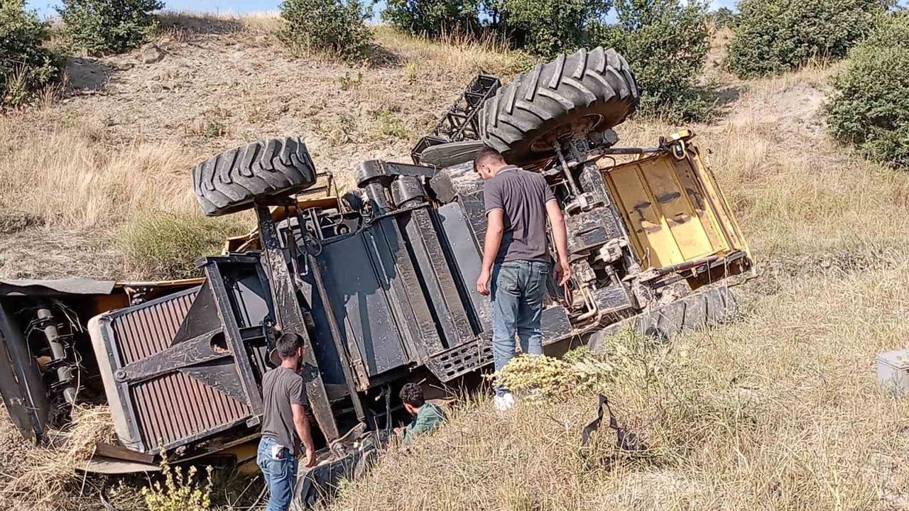 Parkta bırakılan biçerdöverin hareketi dere kazasına yol açtı
