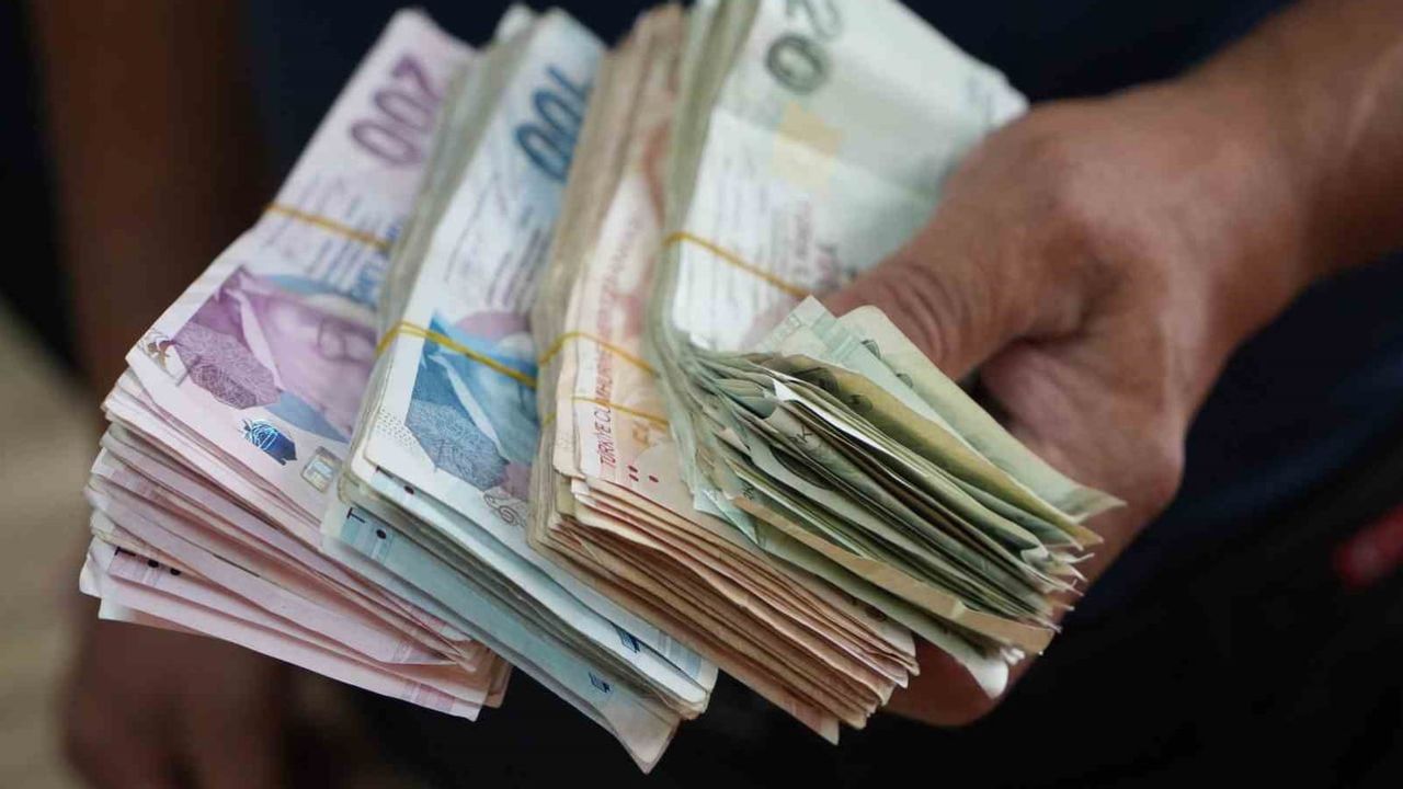 Parkta dilenen kadının cebindeki 25 bin 190 lira zabıta kayıtlarına geçti
