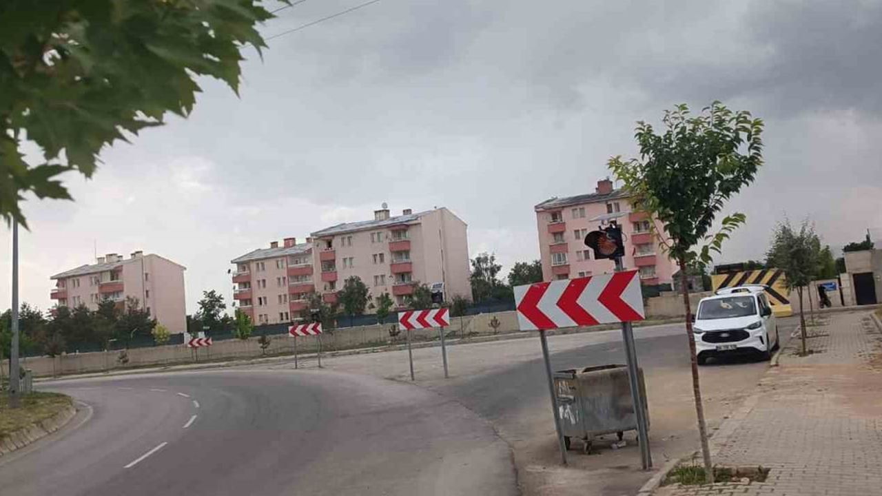 Patnos’ta kavşaklarda görünürlük önlemleri artırıldı: riskli noktalarda yeni işaretlemeler uygulandı
