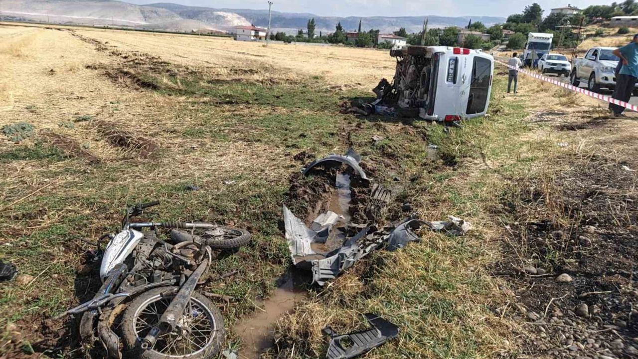 Pazarcık'ta minibüsle motosiklet çarpıştı: motosiklet sürücüsü hayatını kaybetti